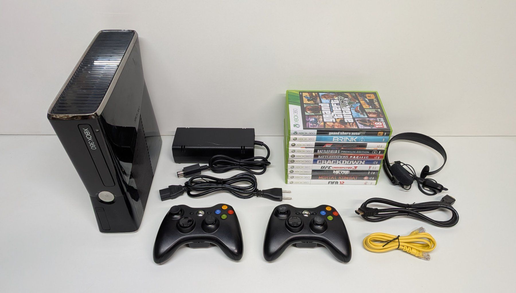 Microsoft Console: Microsoft Xbox 360 S, 2 Controller, 10 Spiele – Usato da Menziken venduto da mame18