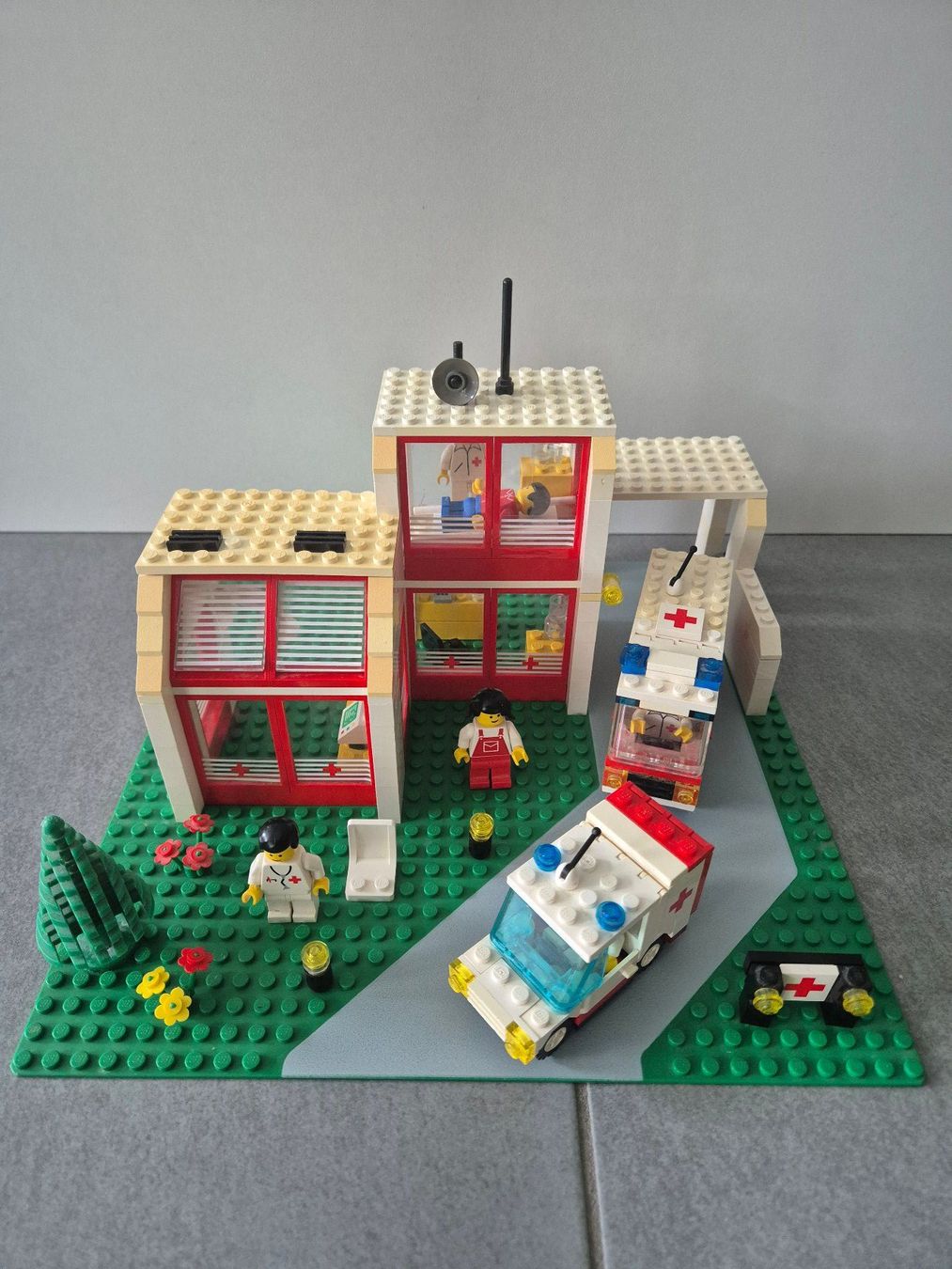 Lego Kit di costruzioni: LEGO Krankenhaus 6380 – Usato da Sissach venduto da DenJoe