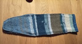 Gestrickter schal mit Streifenmuster neu