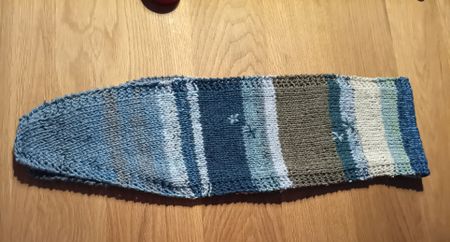 Gestrickter schal mit Streifenmuster neu