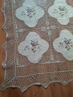 NAPPE, ou RIDEAU. BRODERIES et CROCHET, faits à la ma8n