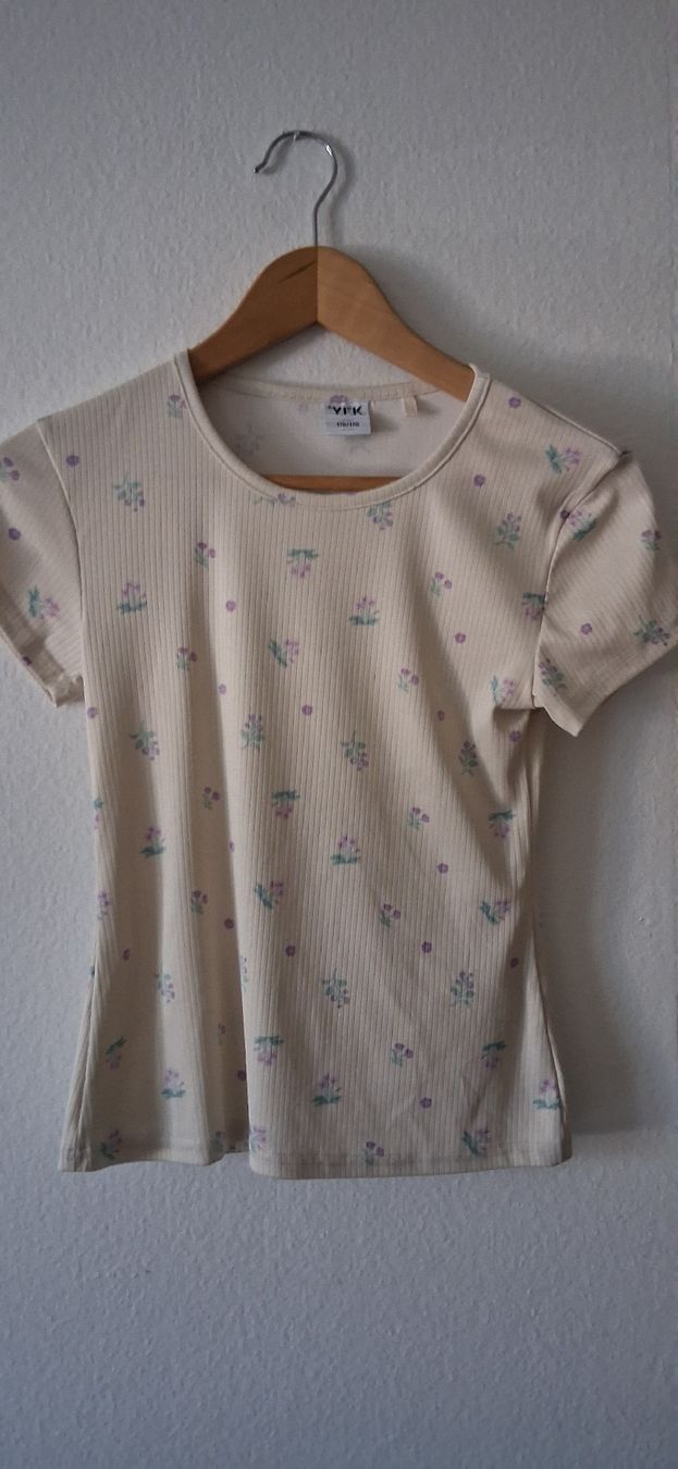 Lotti & Set di vestiti: Stitch Pullover und T-Shirt mit Blumenmuster Gr.170 – Usato da Zürich venduto da Pryter 2