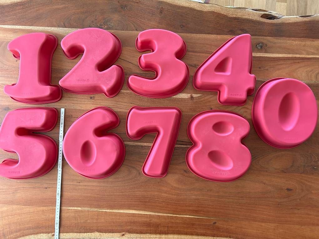 Teglie da forno: Letter Cake Silikonbackformen von 0 - 9 – Usato da Hünenberg venduto da fgg_v79c