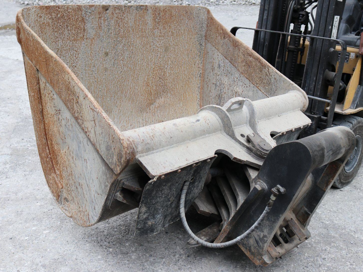 Accessoires tracteur, véhicule agricole: Schwenklöffel, 1600mm – D'occasion à Unteriberg par Konstibau 4