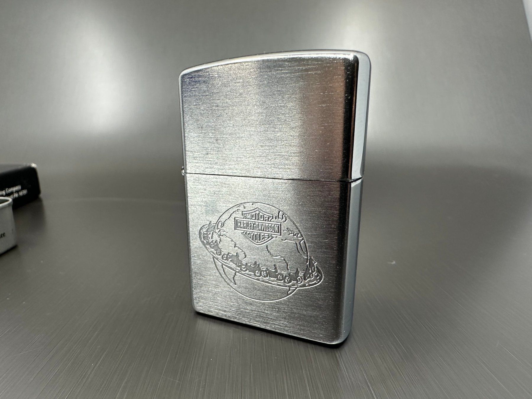 Zippo Briquets: Zippo Harley Davidson, 200HD H308, H-D Globe – D'occasion à Arisdorf par Liquidus