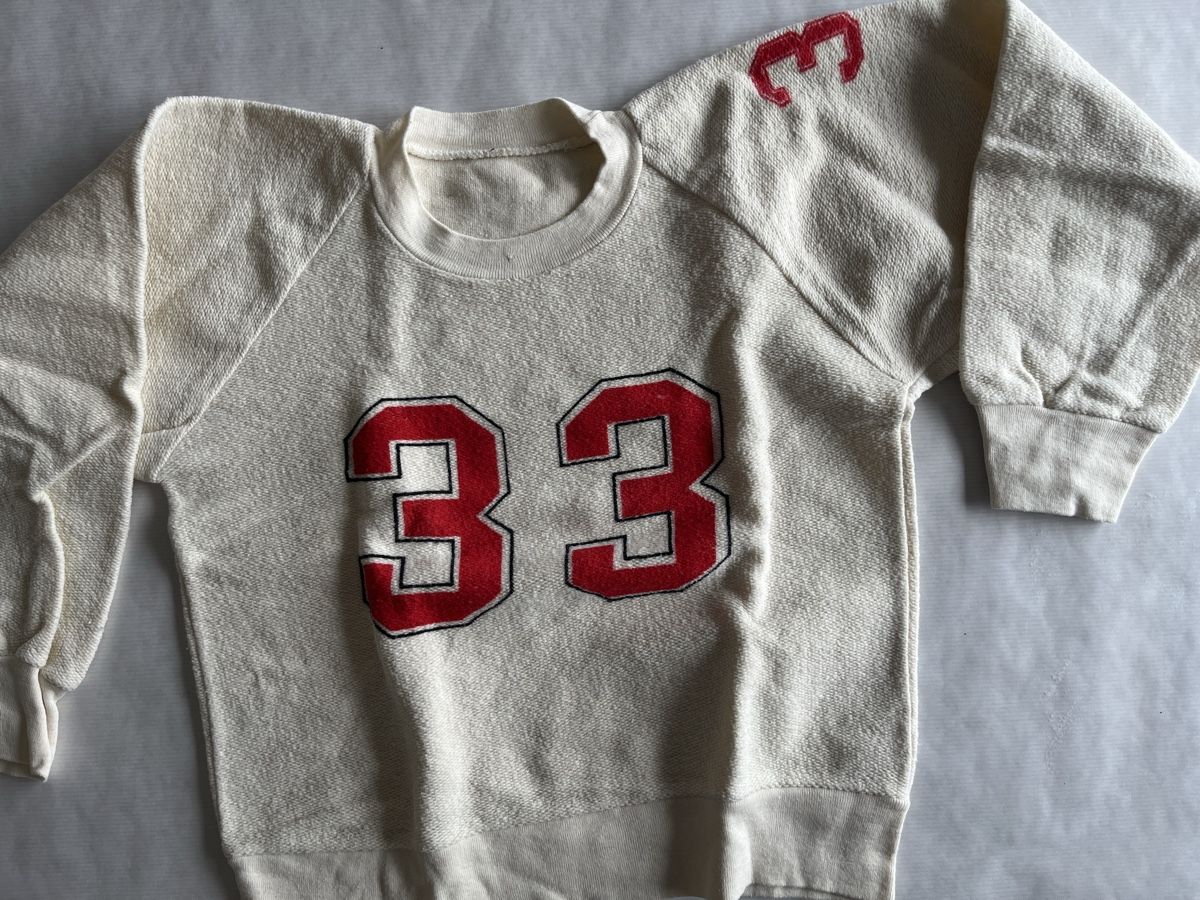 Pullover & Sweatshirts: Vintage Pullover weiss mit Nummer 33, ca128,  gebraucht – Gebraucht aus Horw von Pem1278