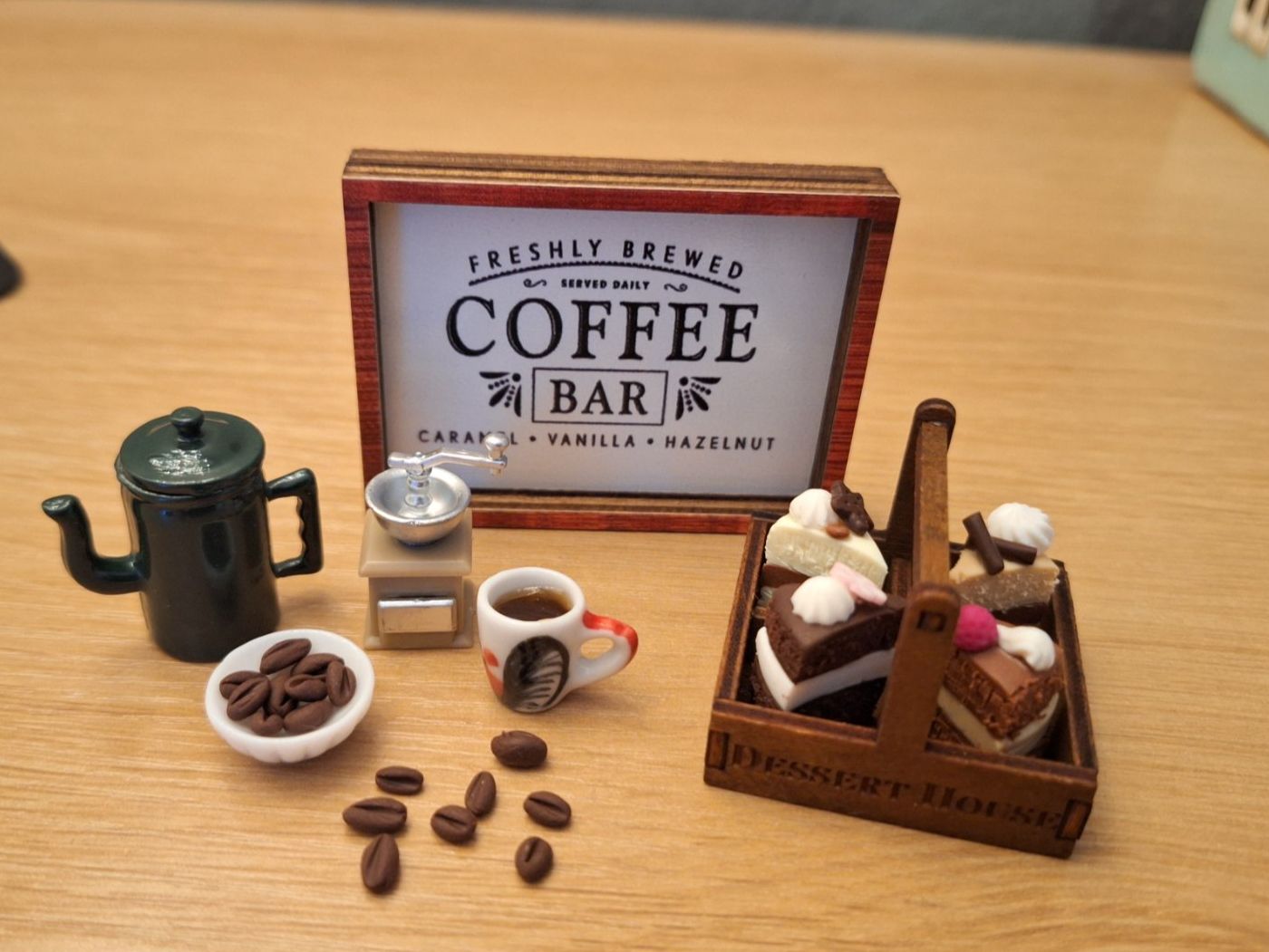 Case e mobili per bambole: Handmade Kaffee Set mit Tortenstücke – Nuovo (secondo la descrizione) da Zürich venduto da HandmadeTinyFood 1