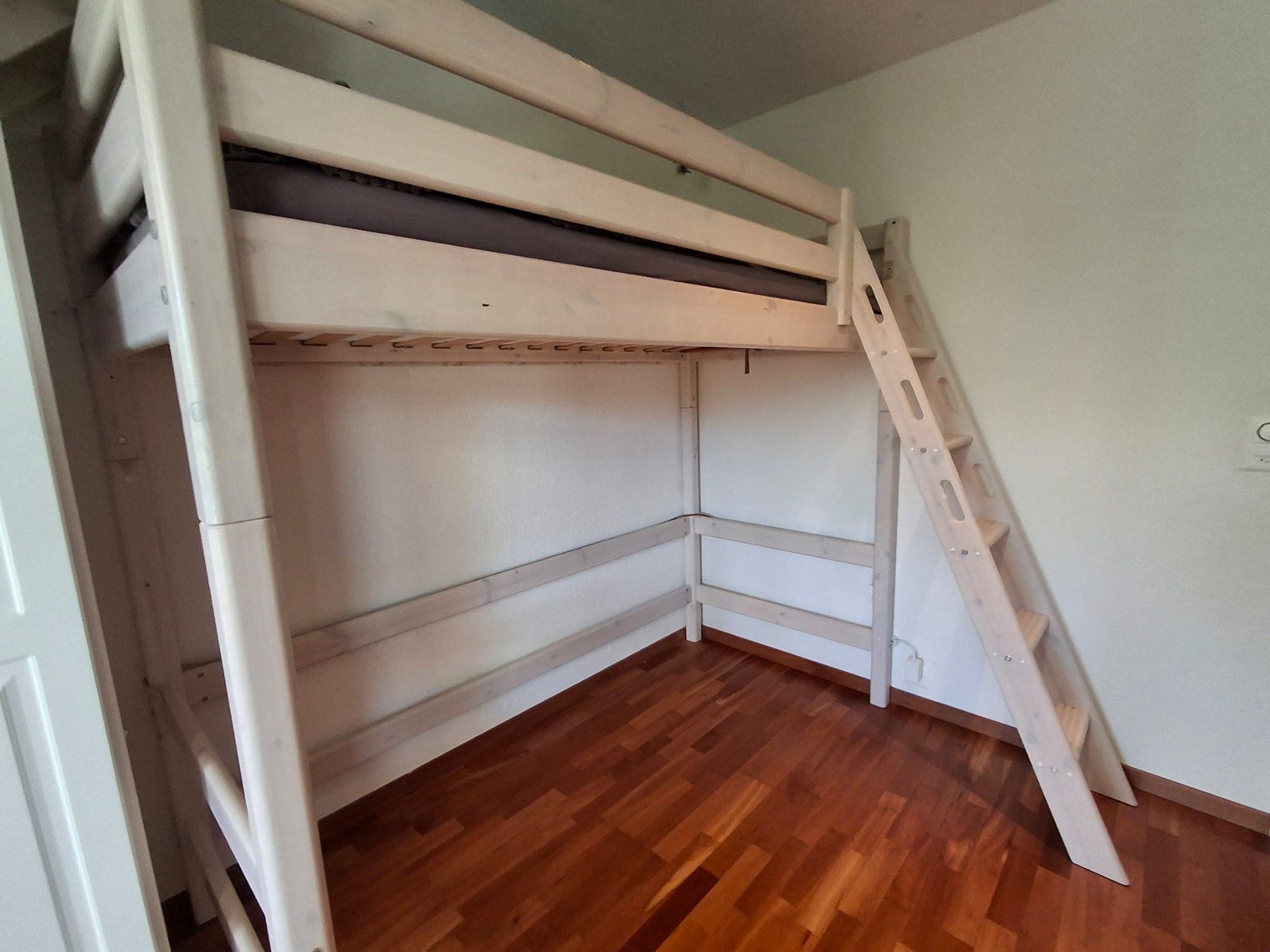 Flexa Letti: Flexa Hochbett mit schräger Leiter und Matratze – Usato da Horw venduto da Bip7 1