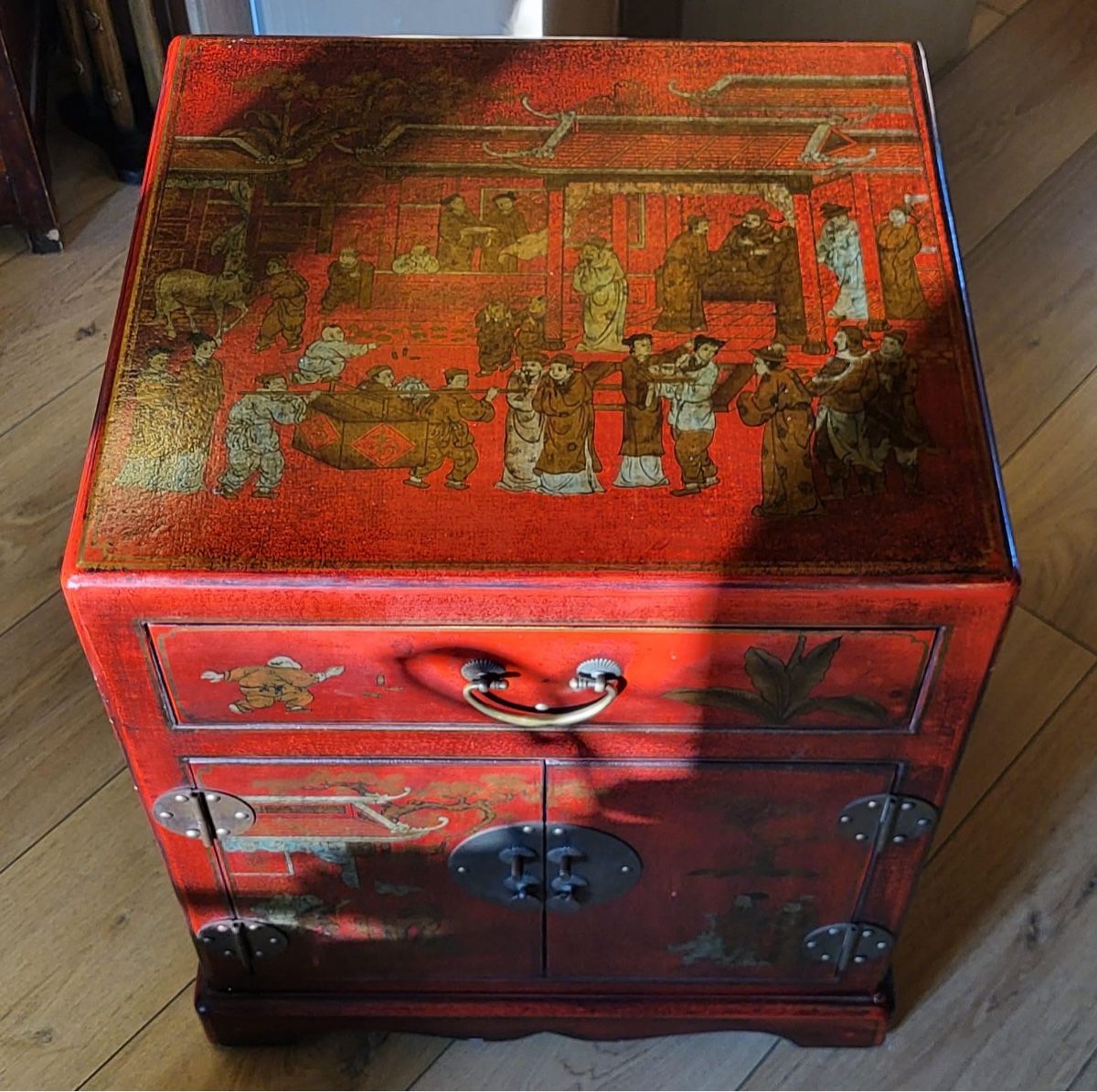 Cassettiere: RARE : Meuble chinois laqué rouge – Usato da Bursinel venduto da SeveralLives