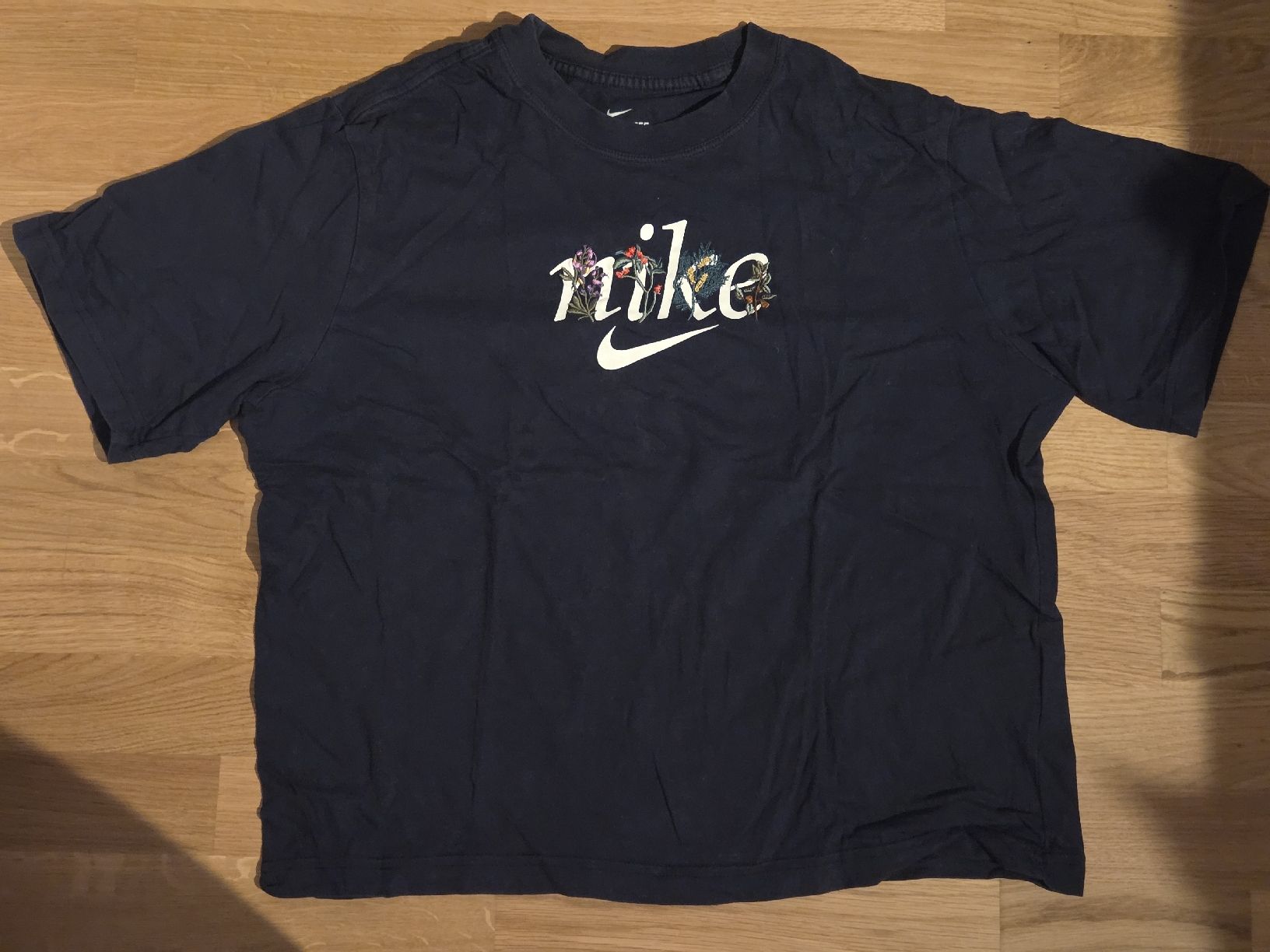 Nike T-shirt: Nike flower shirt – Usato da Bassersdorf venduto da ale_2ftz