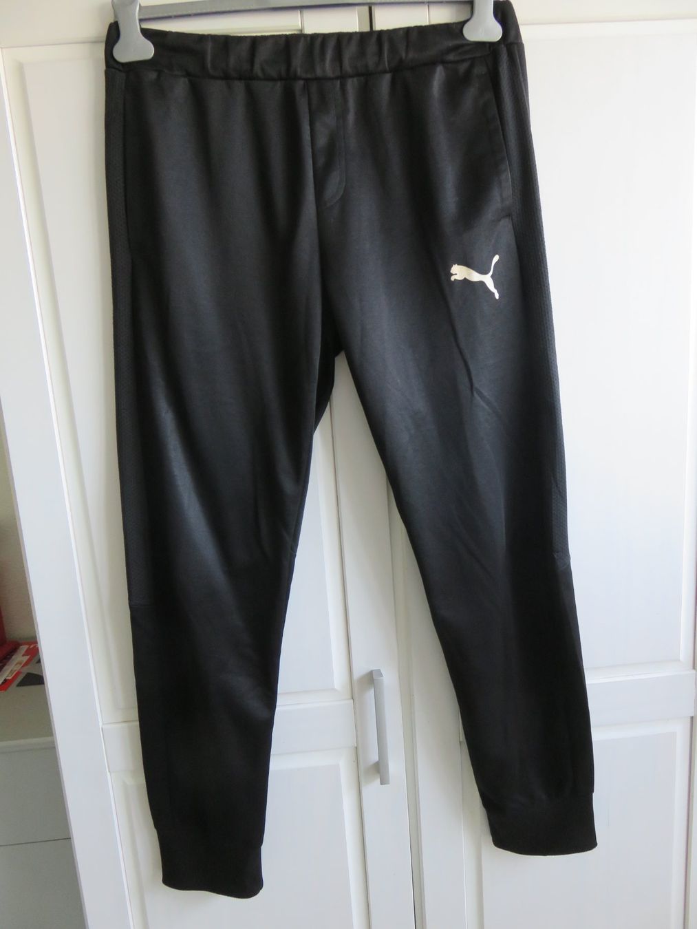Puma Pantaloni: Schwarze Puma Trainingshose, Grösse M – Usato da Lachen SZ venduto da portofino01