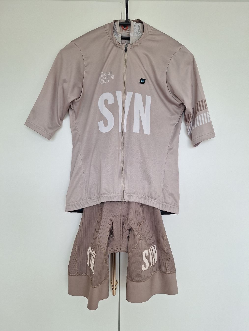 Canottiere & Pantaloni: SYN Radtrikot und Trägerhose, Grösse M – Nuovo (secondo la descrizione) da Zürich venduto da cp.