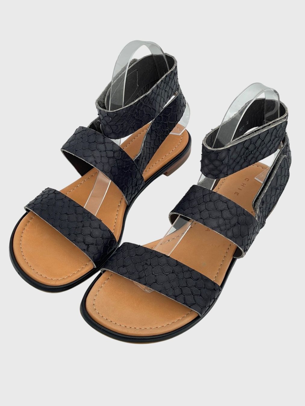 Chie Mihara Scarpe da donna: Chie Mihara Leather Flache Sandale EU 38 Schwarz – Nuovo (secondo la descrizione) da Zürich venduto da shoe_shop 2