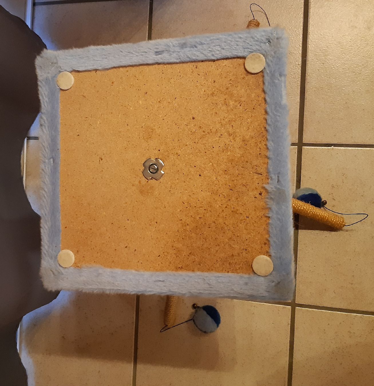 Tiragraffi: Kleiner Katzen Kratzbaum / Spielbaum – Usato da Toffen venduto da Gwunderegge77 2