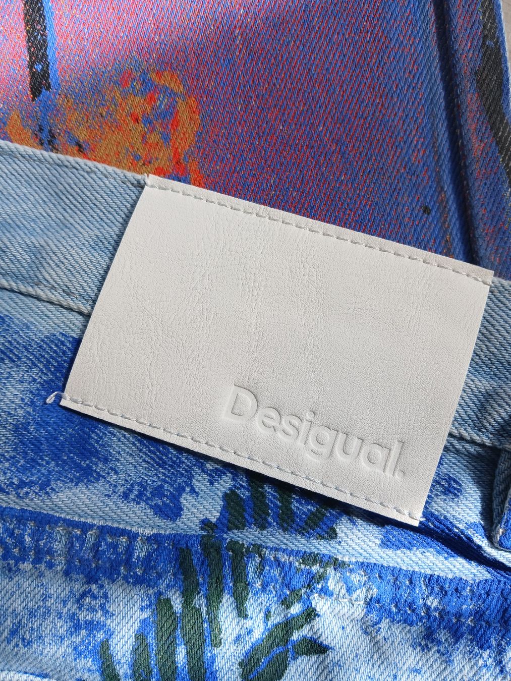 Desigual Jeans: Jean droit-blue DESIGUAL INDIA PRINT – Nuovo e nell'imballaggio originale da Tramelan venduto da Belleza82 3
