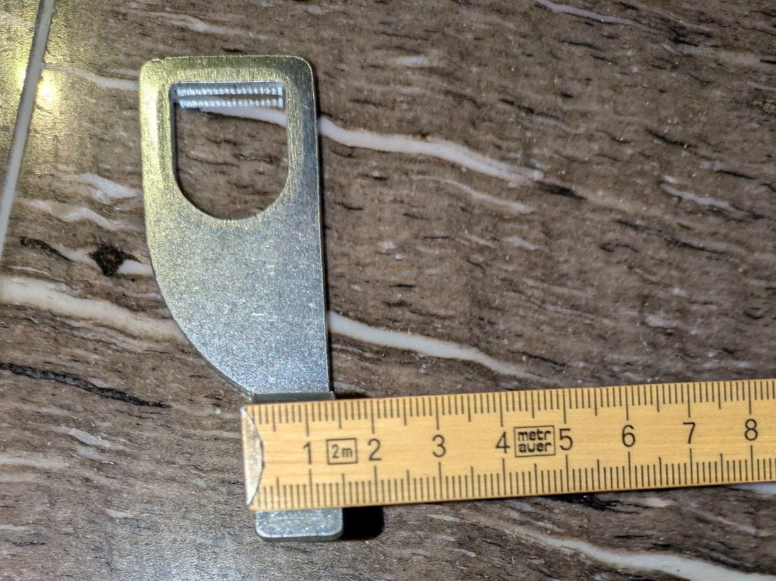 Accessori per altri veicoli: Auto-Heckklappe leicht offen, jedoch abgeschlossen – Usato da Adlikon venduto da Match62 3