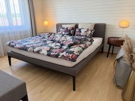 Interio Bett 180x200 inkl. Sitzbank, Nachttische und Lampen
