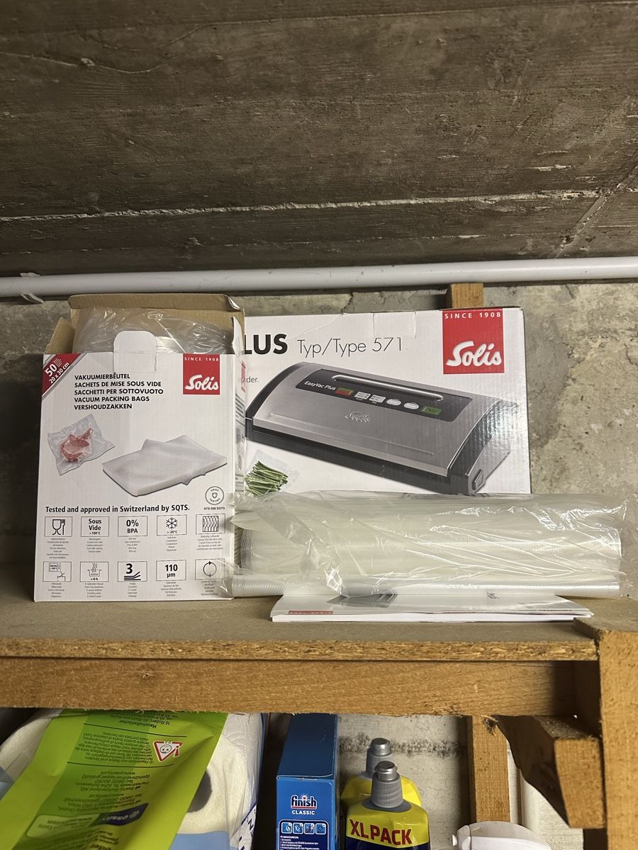Solis Appareils de cuisine: Solis EasyVac PLUS Typ 571 Vakuumierer mit Rollenfach – Neuf (Voir description) à Pfäffikon ZH par thf_rqs2