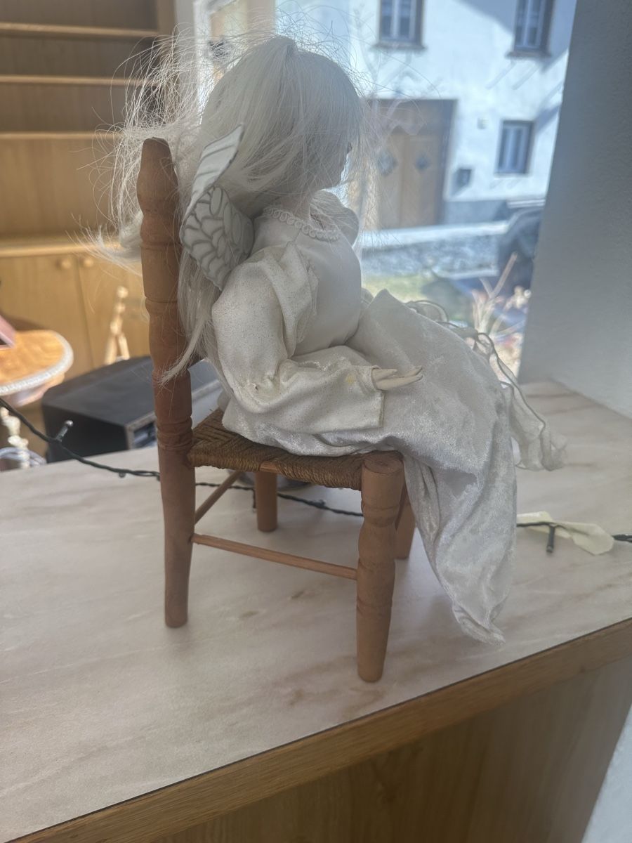 Bambole: Puppe ( Engel) auf Stuhl – Usato da Tschierv venduto da Screamingwolfguitars 1