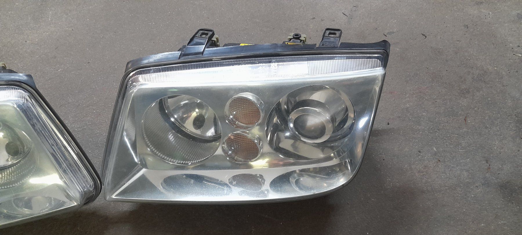 Fari: Xenonscheinwerfer VW Bora – Usato da Cham venduto da vento9 3