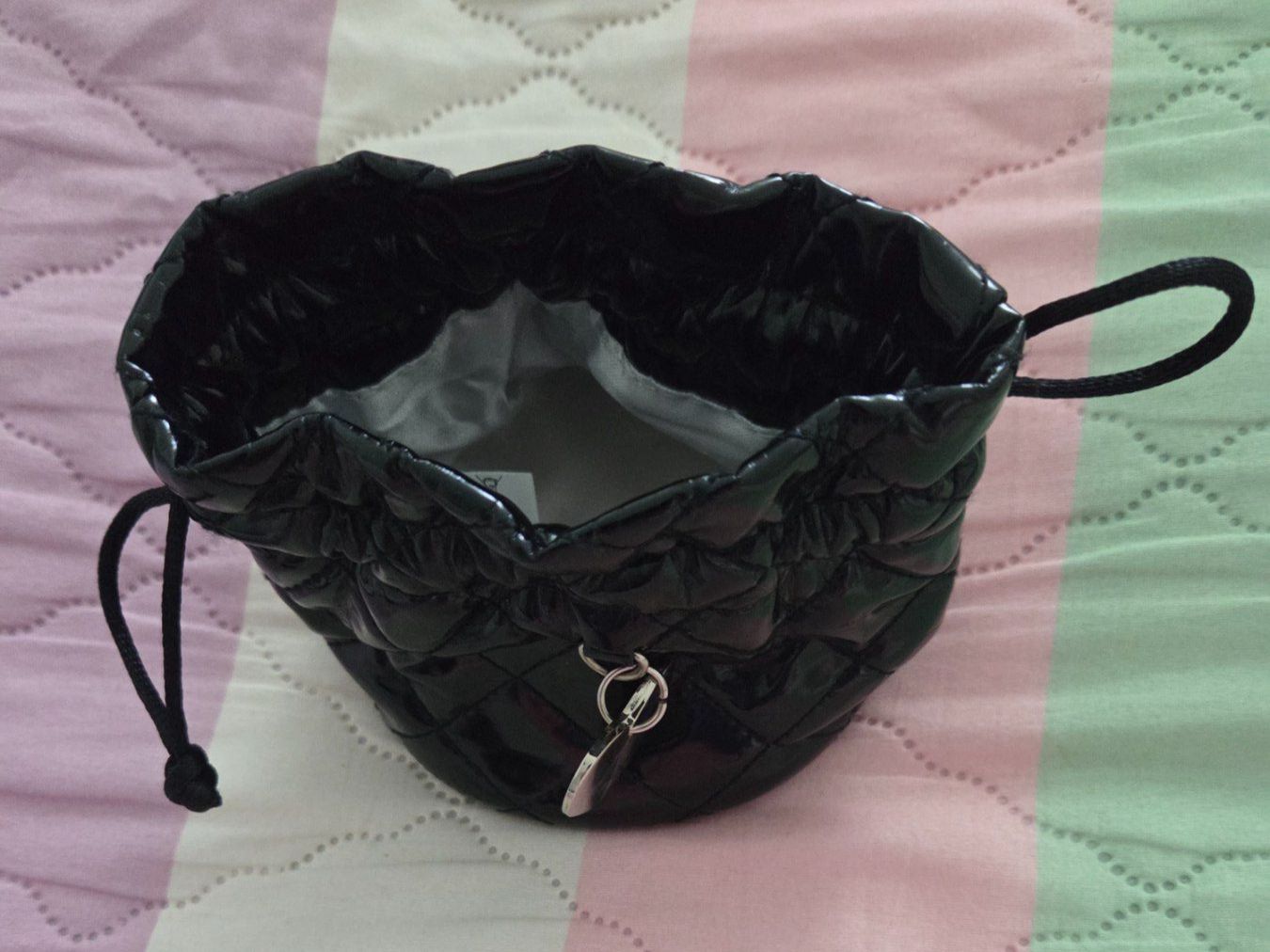 Guess Borse: GUESS Mini Beuteltasche / Kosmetiktäschchen Schwarz Lack – Usato da Abtwil AG venduto da MaVo.0710 3