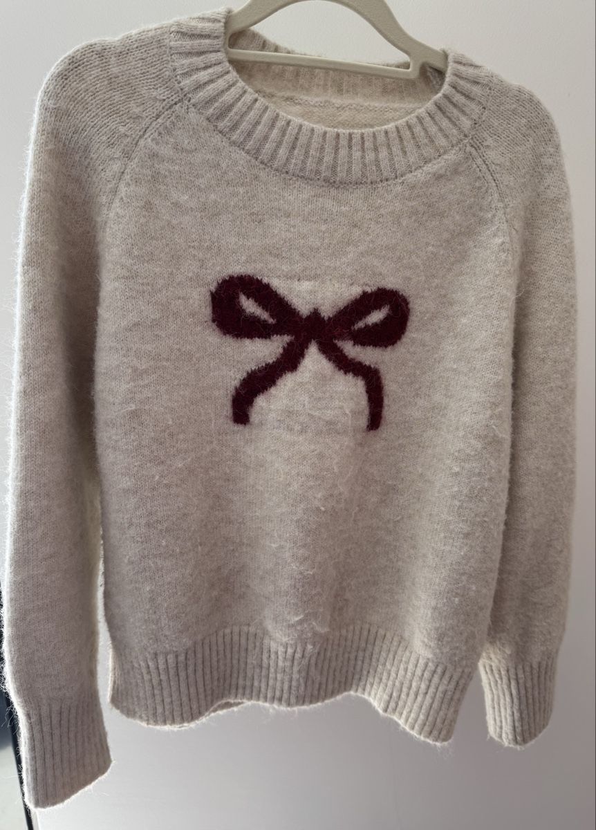 Pullover & Sweatshirts: Cremefarbener Strickpullover mit Bordeaux-Schleife – Gr. S  – Gebraucht aus Zürich von di_archive