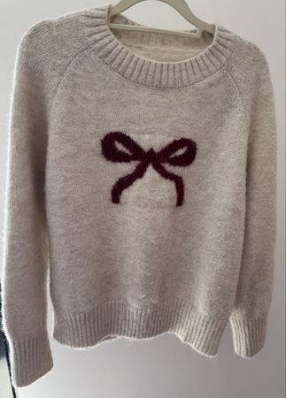 Cremefarbener Strickpullover mit Bordeaux-Schleife – Gr. S 