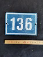 Alte Hausnummer 136, Hausschild 136, Nummer für Haus 136