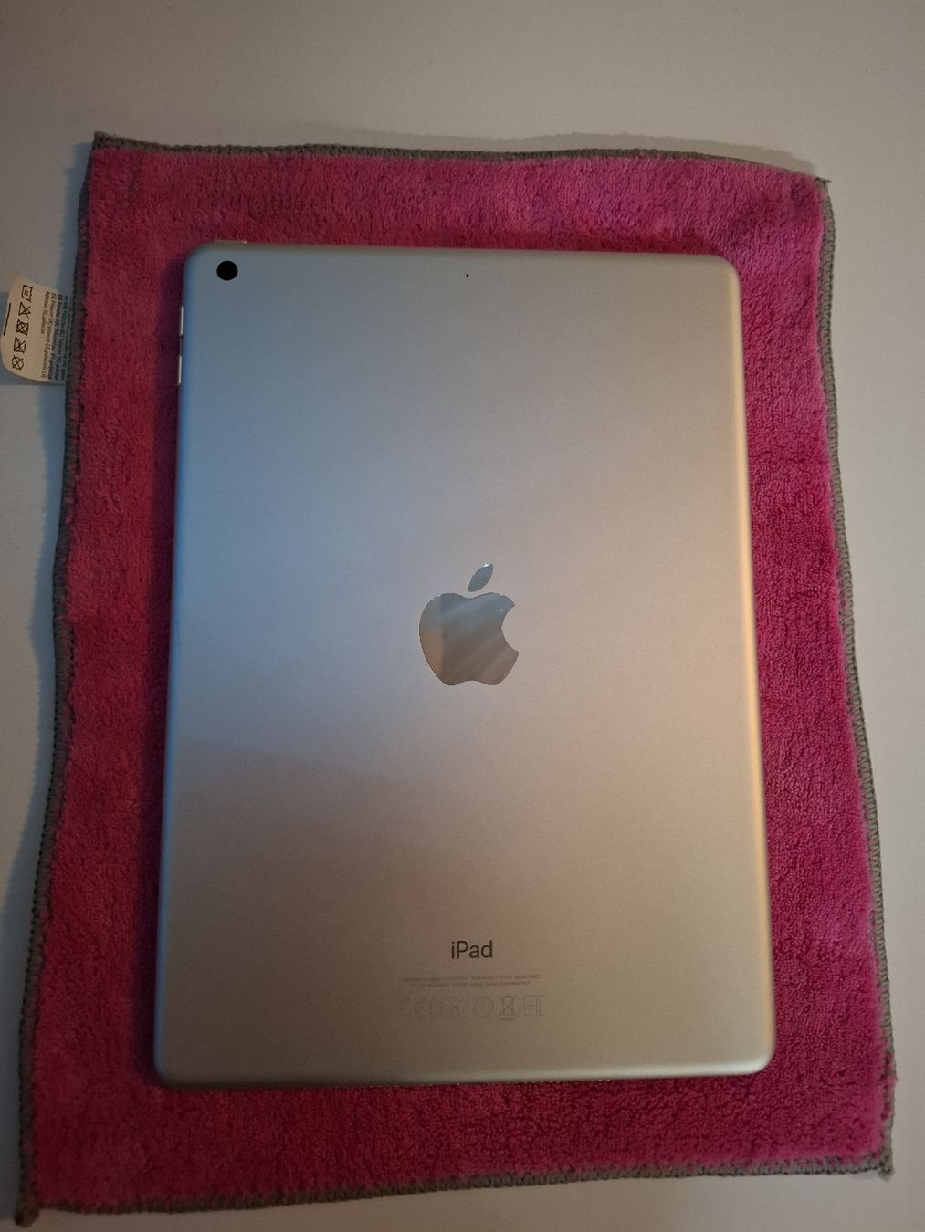 Apple Tablet PC: iPad 5.128 GB, Grau (A1822). – Usato da Wattwil venduto da instwater_ 1