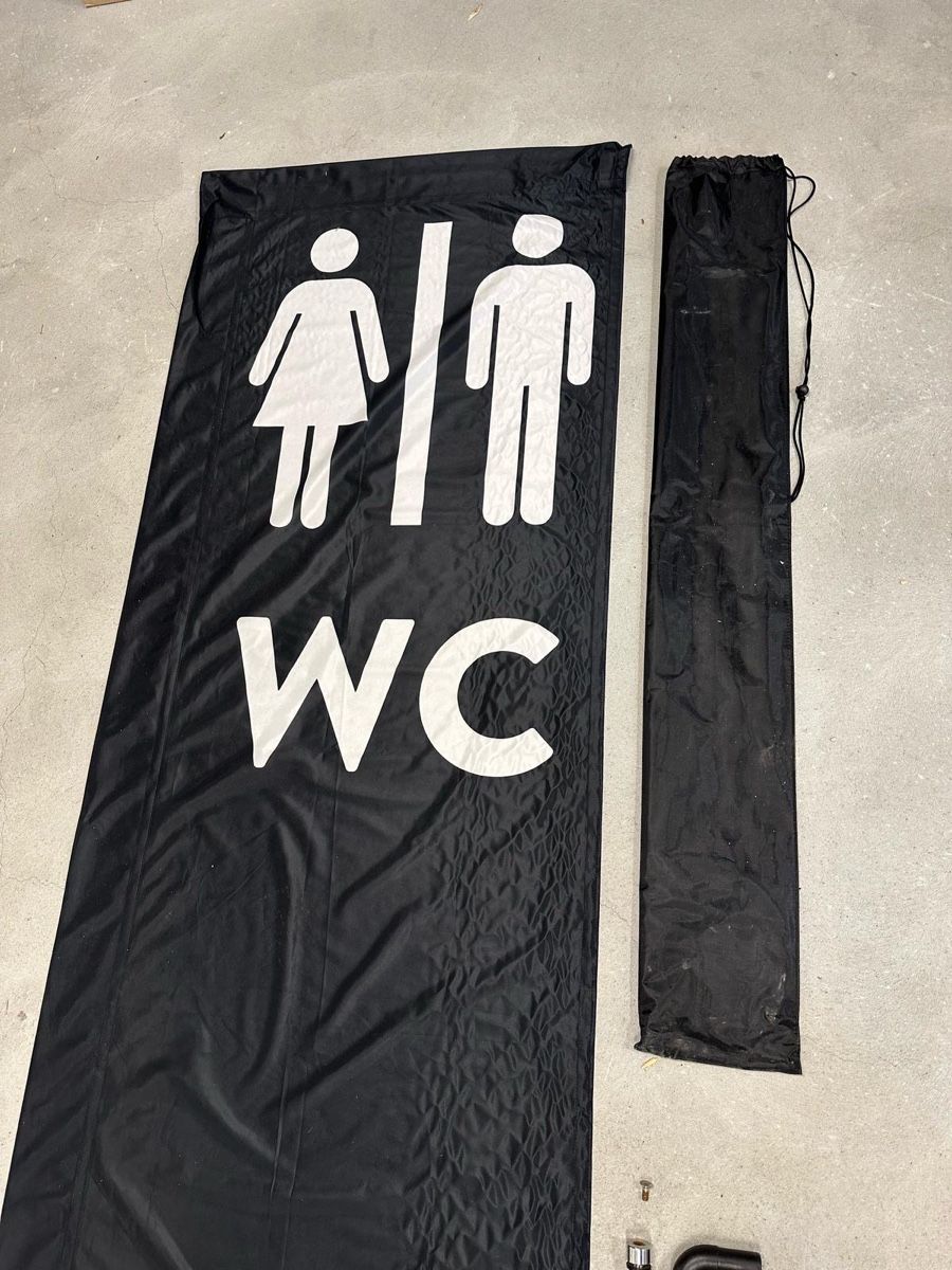 Sonstiges: WC Wegweiser mit Ständer, schwarz/weiss, neuwertig – Neu (gemäss Beschreibung) aus Kemptthal von Schnappsdir 5