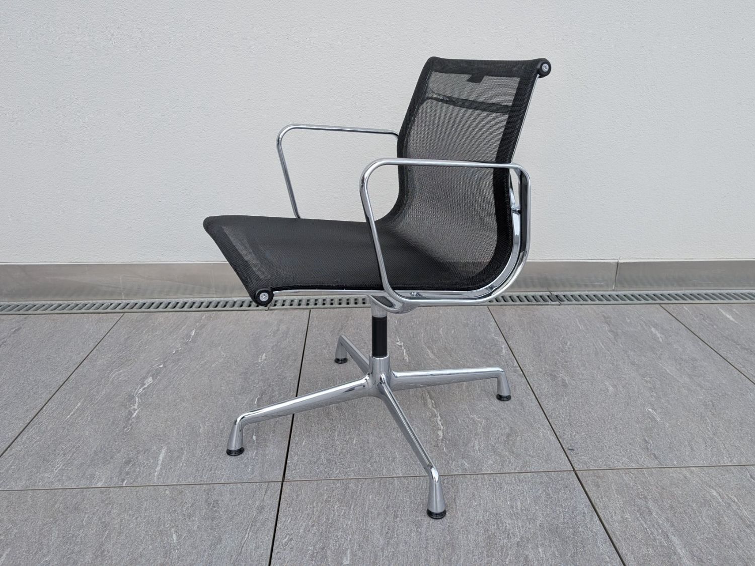 Vitra Sedie: Vitra Eames EA 108 Aluminium Chair Netz – Usato da Rotkreuz venduto da CRLNSC 1