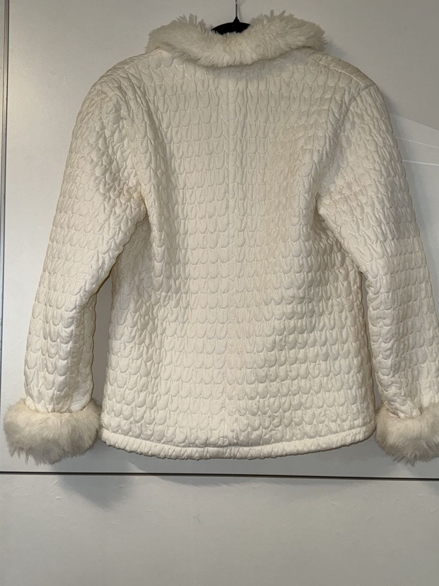 Vestes: WEISSE STEPPJACKE MIT KUNSTFELL – D'occasion à Schlieren par kle_dis 1