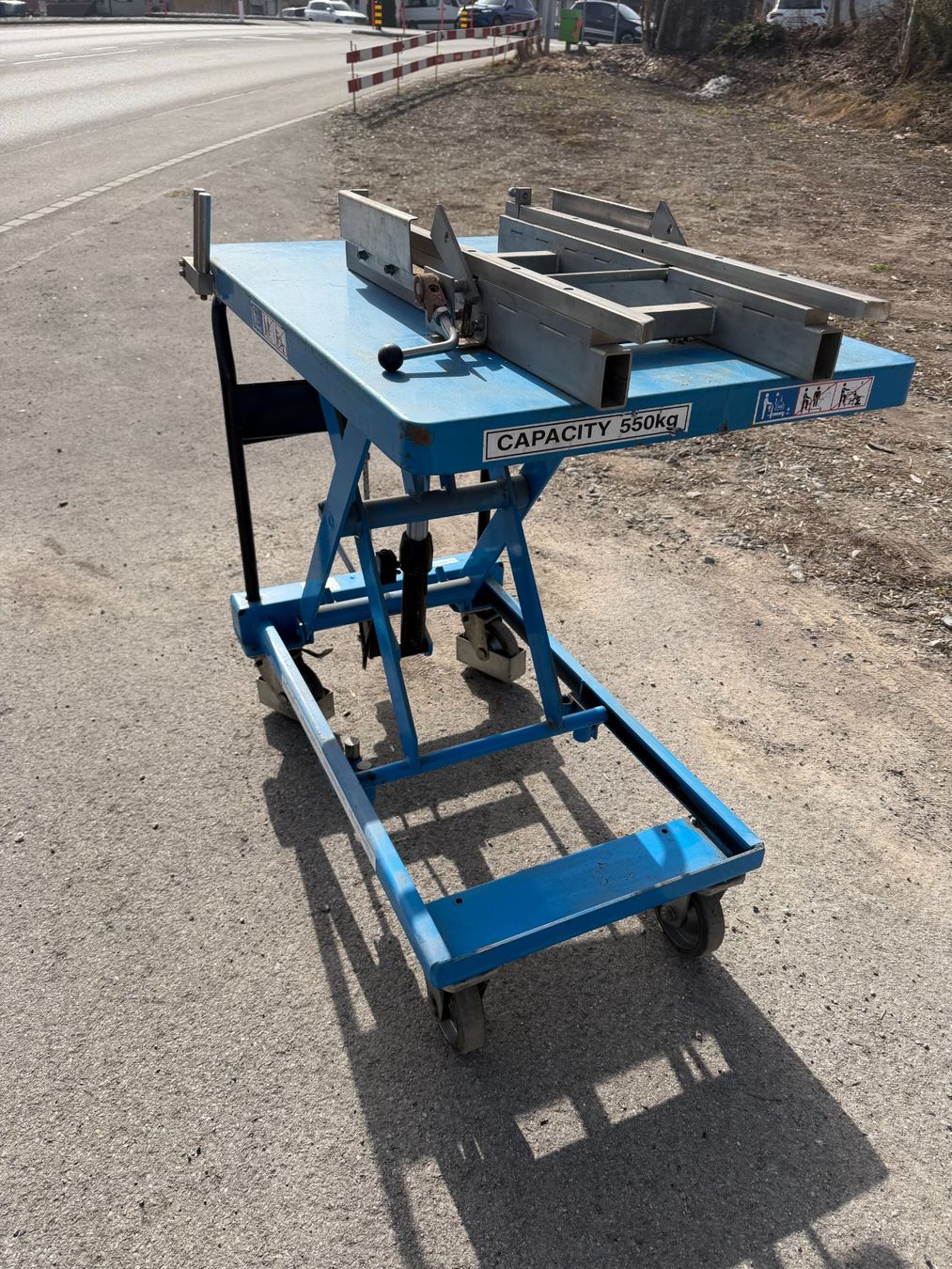 Piattaforme elevatrici & Crick: Mobilien Hydraulik-Scherenhubtischwagen Matreco – Usato da Uznach venduto da Kastro1987 1