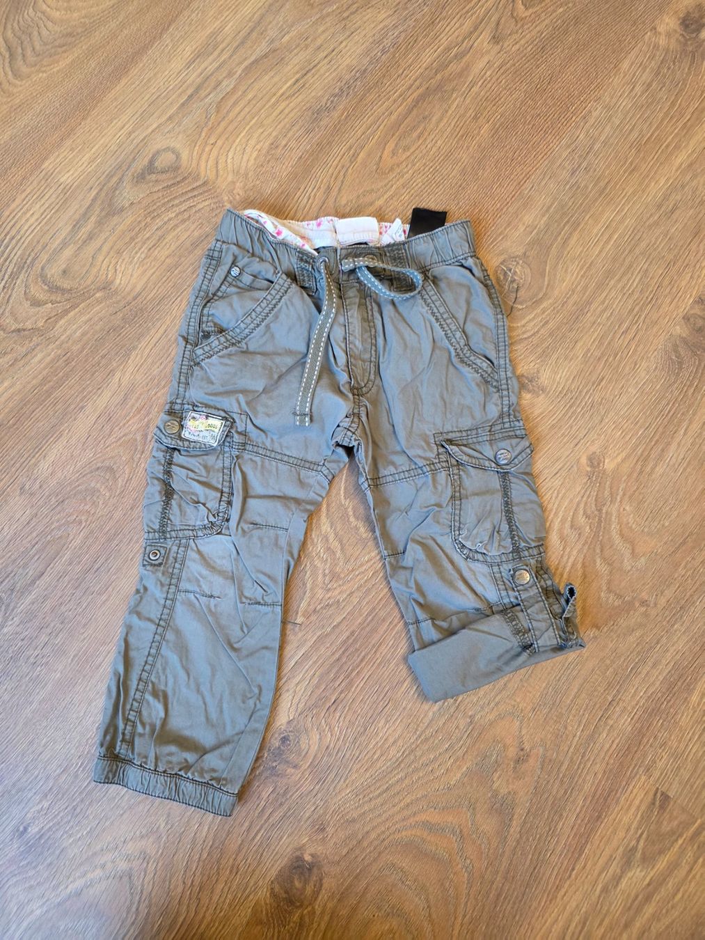 Pantaloni: Hose olivgrün Gr. 98 – Usato da Nebikon venduto da Japostyle