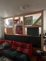 Raumteiler Regal Holz mit Stoffbahnen und Plexiglas