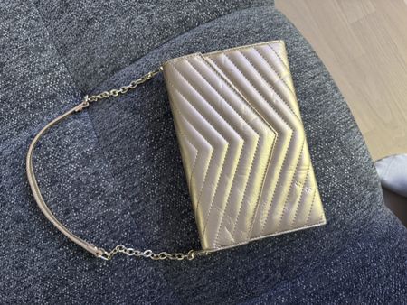 Elegante goldene Clutch mit Kette – Perfekt für den Sommer!