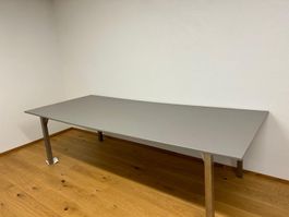 Steintisch mit Edelstahlgestell