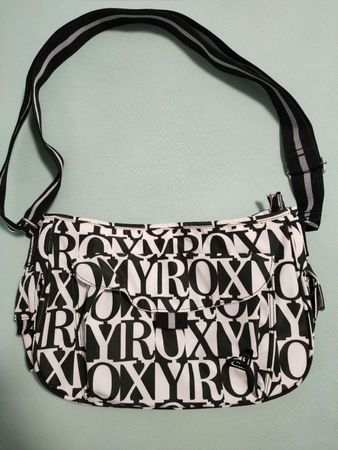 Cool Roxy Tasche mit Logo-Print - Perfekt für den Sommer!