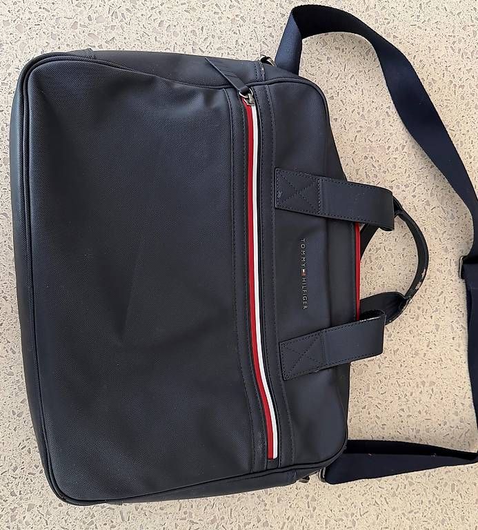 Taschen: Sac Tommy Hilfiger – Gebraucht aus St-Sulpice VD von tcf_vw6v