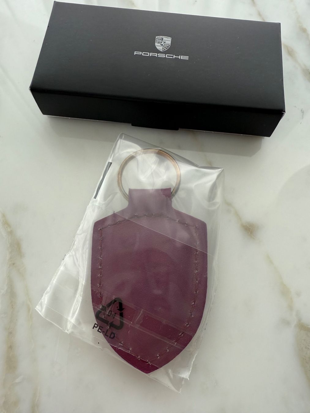 Porsche Portachiavi: Porsche Schlüsselanhänger Wappen, Rubystone Red – Nuovo e nell'imballaggio originale da Wilen b. Wollerau venduto da swiss.luxury 1