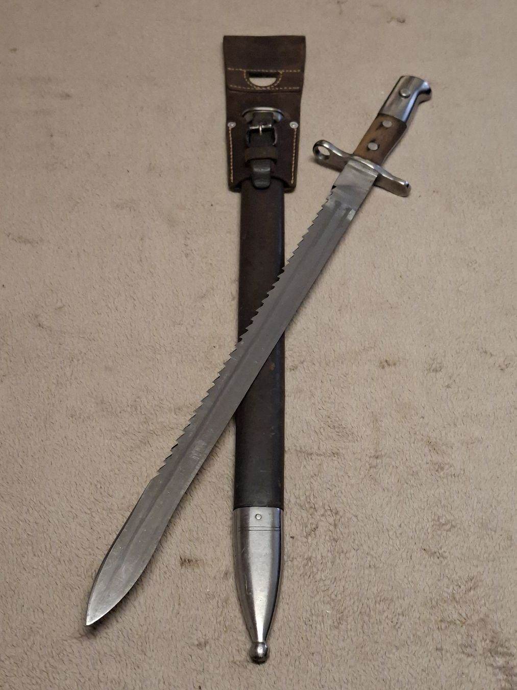Schweizer Armee Armi bianche: Säbelbajonett M1914 mit Lederscheide und Holznut – Usato da Neuenkirch venduto da STMK21 1