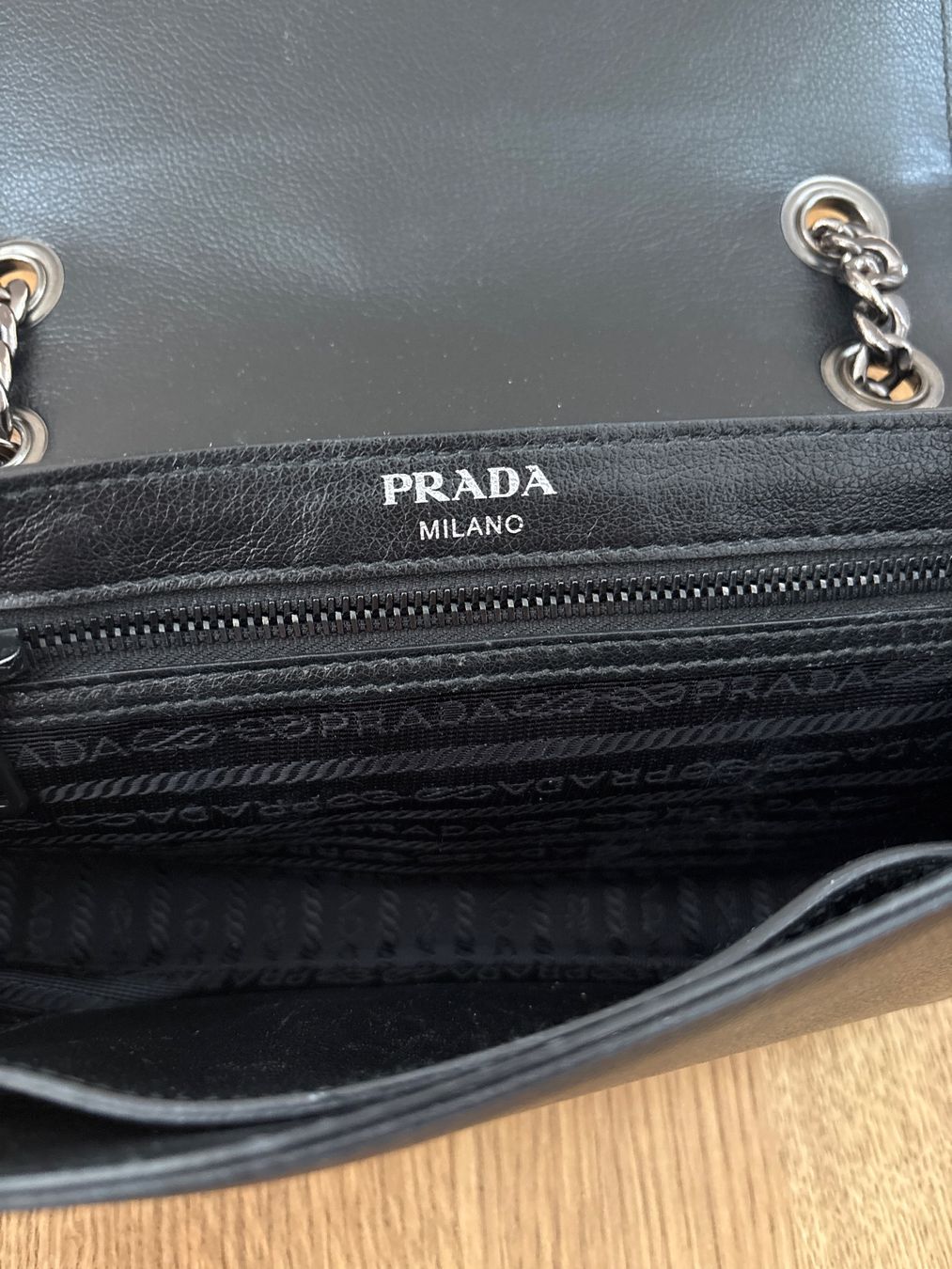 Prada Taschen für Damen: Beautiful black Prada bag with studs – Gebraucht aus Küssnacht am Rigi von s_vndn 6