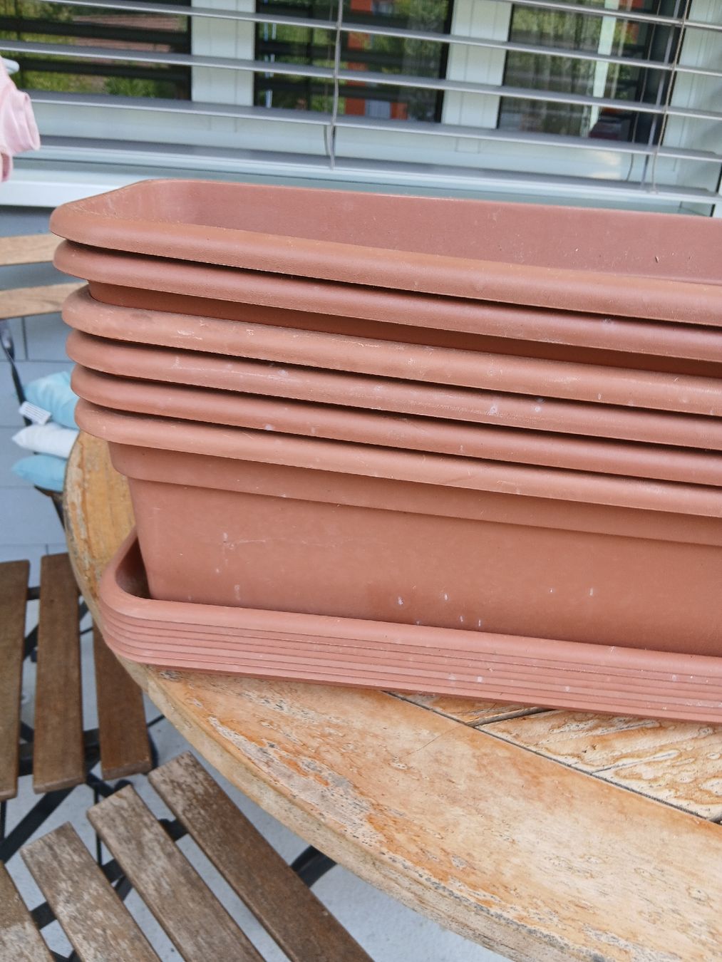Pots de fleurs: 6 Flower Boxes with Saucers Brown Plastic 79cm Used – D'occasion à Effretikon par ann_mg5q 1