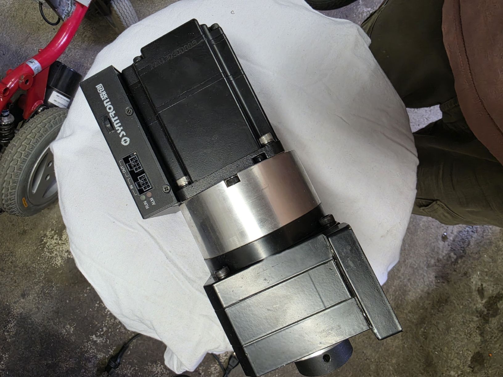Motori: SYNTRON Servomotor 300W mit Getriebe – Usato da Nussbaumen AG venduto da Martinfal 1