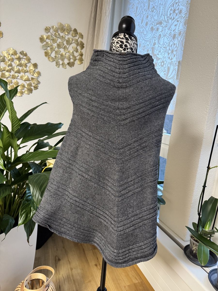 Armani Altro in Moda donna: Original Emporio Armani Wool-Blend Cape, Size M – Nuovo (secondo la descrizione) da Wallisellen venduto da Corinne.- 4