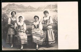 Foto-AK Schweizerinnen in Tracht vor Stu
