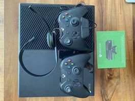Xbox one 1tb mit 2 Controllern und Heatset und 1 Game