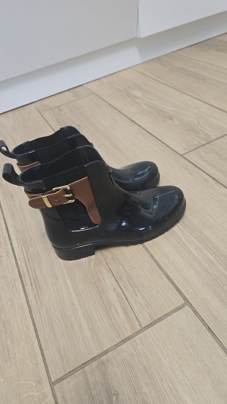 Tommy Hilfiger Scarpe da donna: Schwarze Gummistiefeletten Tommy Hilfiger – Usato da Kloten venduto da likeglue95