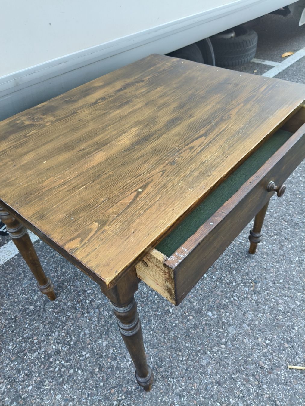 Tables: Tisch klein mit  Schublade – D'occasion à Zwingen par inf_2blh 1