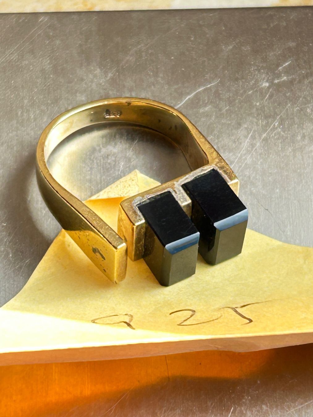 Anelli: Vintage Ring mit Onyx Steinen (Grösse 56) – Usato da Dittingen venduto da Bellevista